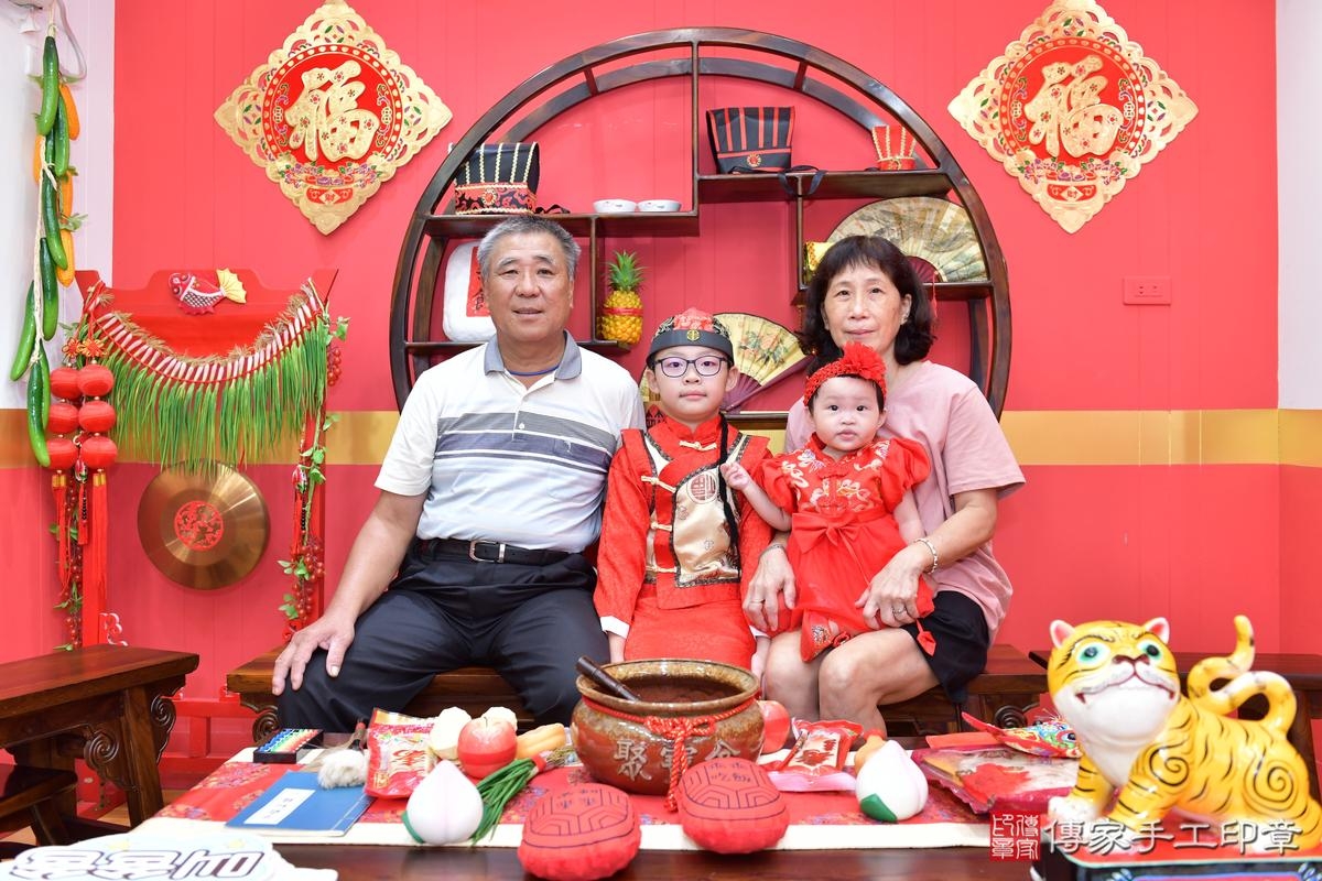 傳家手工印章桃園店、抓周、度晬、中國風會場、抓周道具物品、抓周證書、滿周歲、小晴寶寶、桃園市、拍照、生日快樂 傳家手工印章桃園店、抓周、度晬、中國風會場、抓周道具物品、抓周證書、滿周歲、小晴寶寶、桃園市、拍照、生日快樂