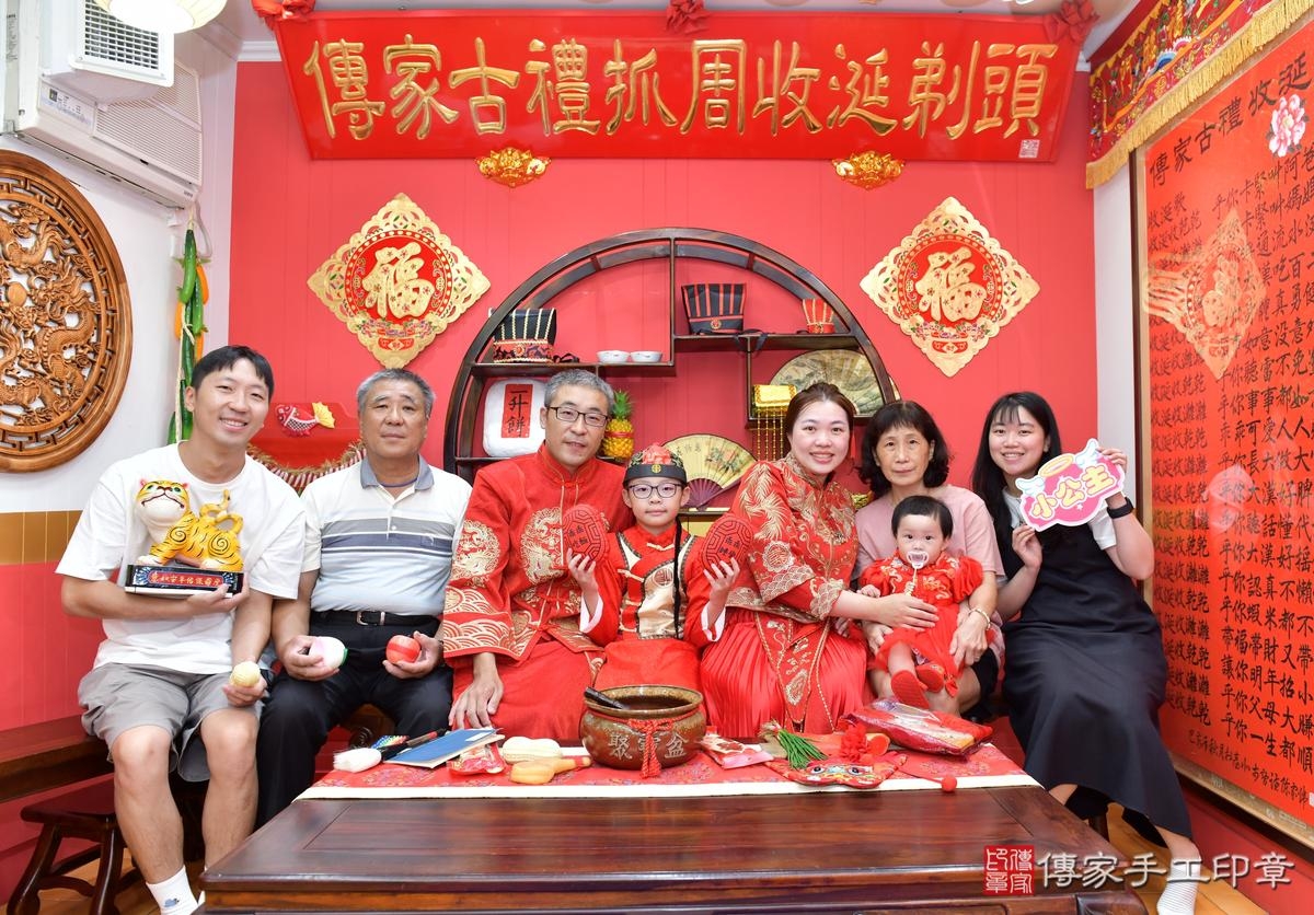 傳家手工印章桃園店、抓周、度晬、中國風會場、抓周道具物品、抓周證書、滿周歲、小晴寶寶、桃園市、拍照、生日快樂 傳家手工印章桃園店、抓周、度晬、中國風會場、抓周道具物品、抓周證書、滿周歲、小晴寶寶、桃園市、拍照、生日快樂