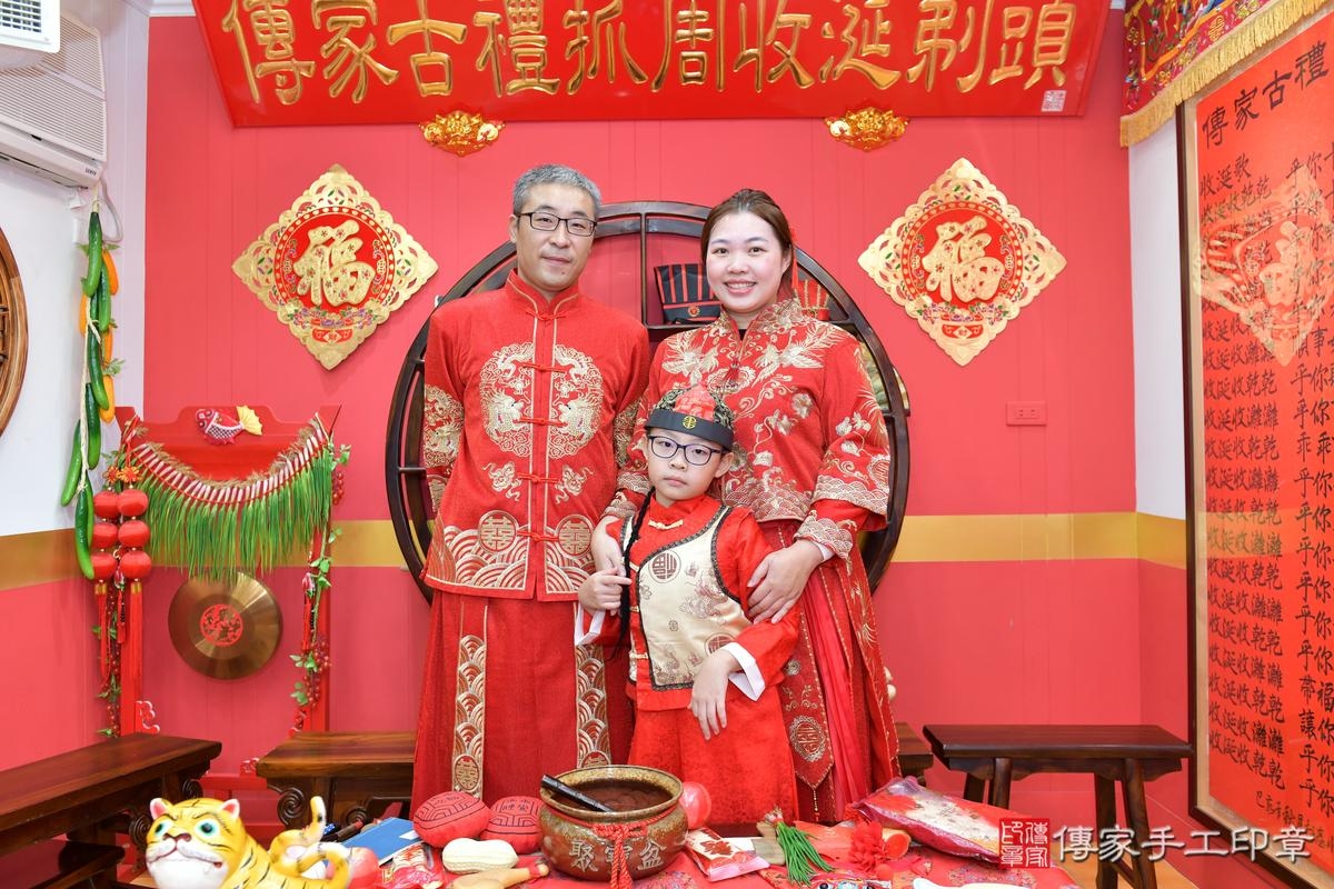 傳家手工印章桃園店、抓周、度晬、中國風會場、抓周道具物品、抓周證書、滿周歲、小晴寶寶、桃園市、拍照、生日快樂 傳家手工印章桃園店、抓周、度晬、中國風會場、抓周道具物品、抓周證書、滿周歲、小晴寶寶、桃園市、拍照、生日快樂