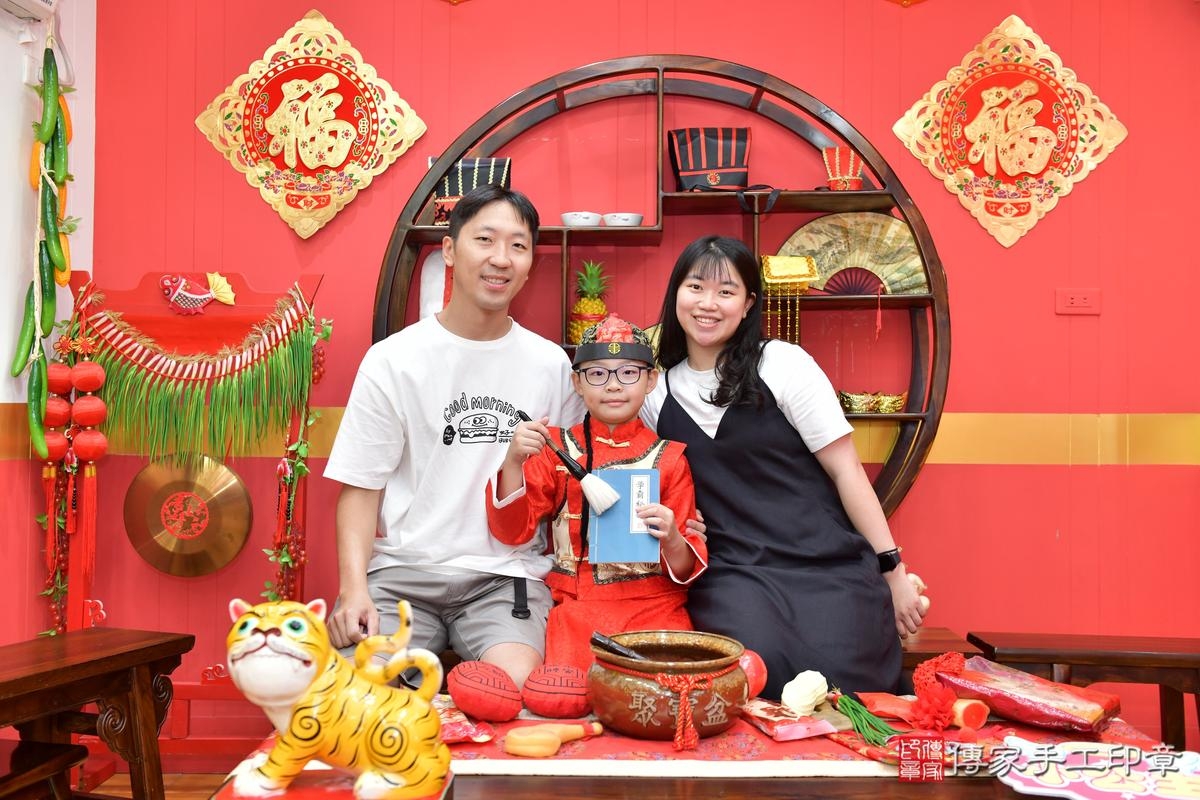 傳家手工印章桃園店、抓周、度晬、中國風會場、抓周道具物品、抓周證書、滿周歲、小晴寶寶、桃園市、拍照、生日快樂 傳家手工印章桃園店、抓周、度晬、中國風會場、抓周道具物品、抓周證書、滿周歲、小晴寶寶、桃園市、拍照、生日快樂