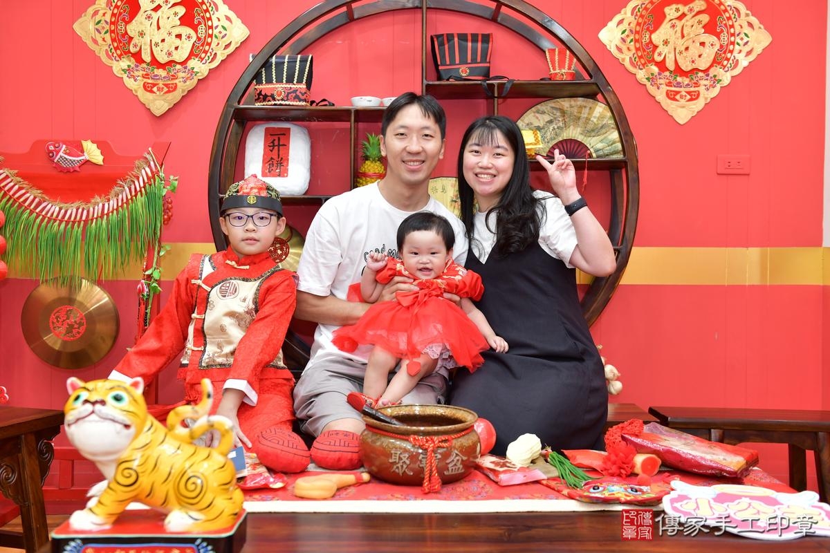 傳家手工印章桃園店、抓周、度晬、中國風會場、抓周道具物品、抓周證書、滿周歲、小晴寶寶、桃園市、拍照、生日快樂 傳家手工印章桃園店、抓周、度晬、中國風會場、抓周道具物品、抓周證書、滿周歲、小晴寶寶、桃園市、拍照、生日快樂