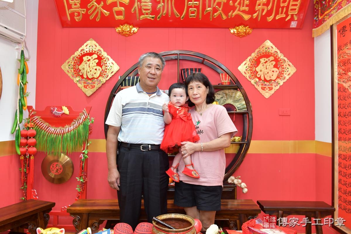 傳家手工印章桃園店、抓周、度晬、中國風會場、抓周道具物品、抓周證書、滿周歲、小晴寶寶、桃園市、拍照、生日快樂 傳家手工印章桃園店、抓周、度晬、中國風會場、抓周道具物品、抓周證書、滿周歲、小晴寶寶、桃園市、拍照、生日快樂