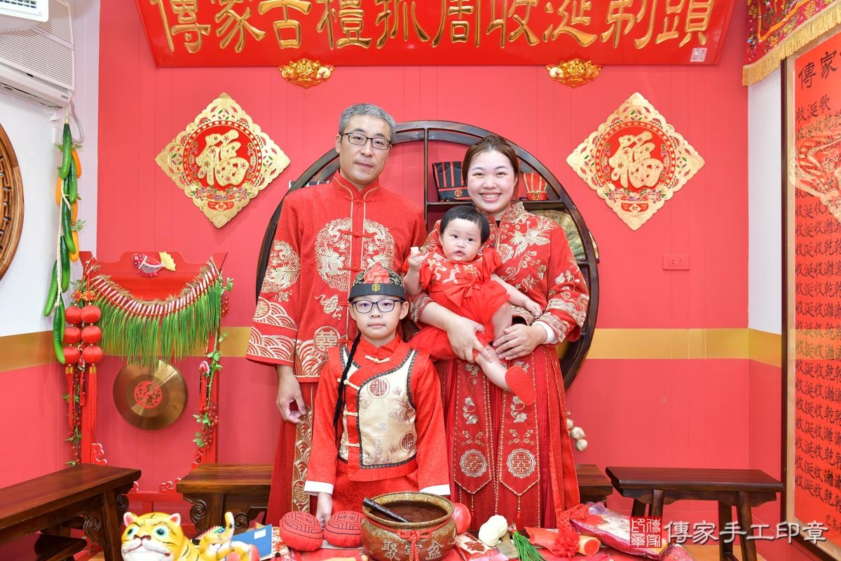 傳家手工印章桃園店、抓周、度晬、中國風會場、抓周道具物品、抓周證書、滿周歲、小晴寶寶、桃園市、拍照、生日快樂 傳家手工印章桃園店、抓周、度晬、中國風會場、抓周道具物品、抓周證書、滿周歲、小晴寶寶、桃園市、拍照、生日快樂