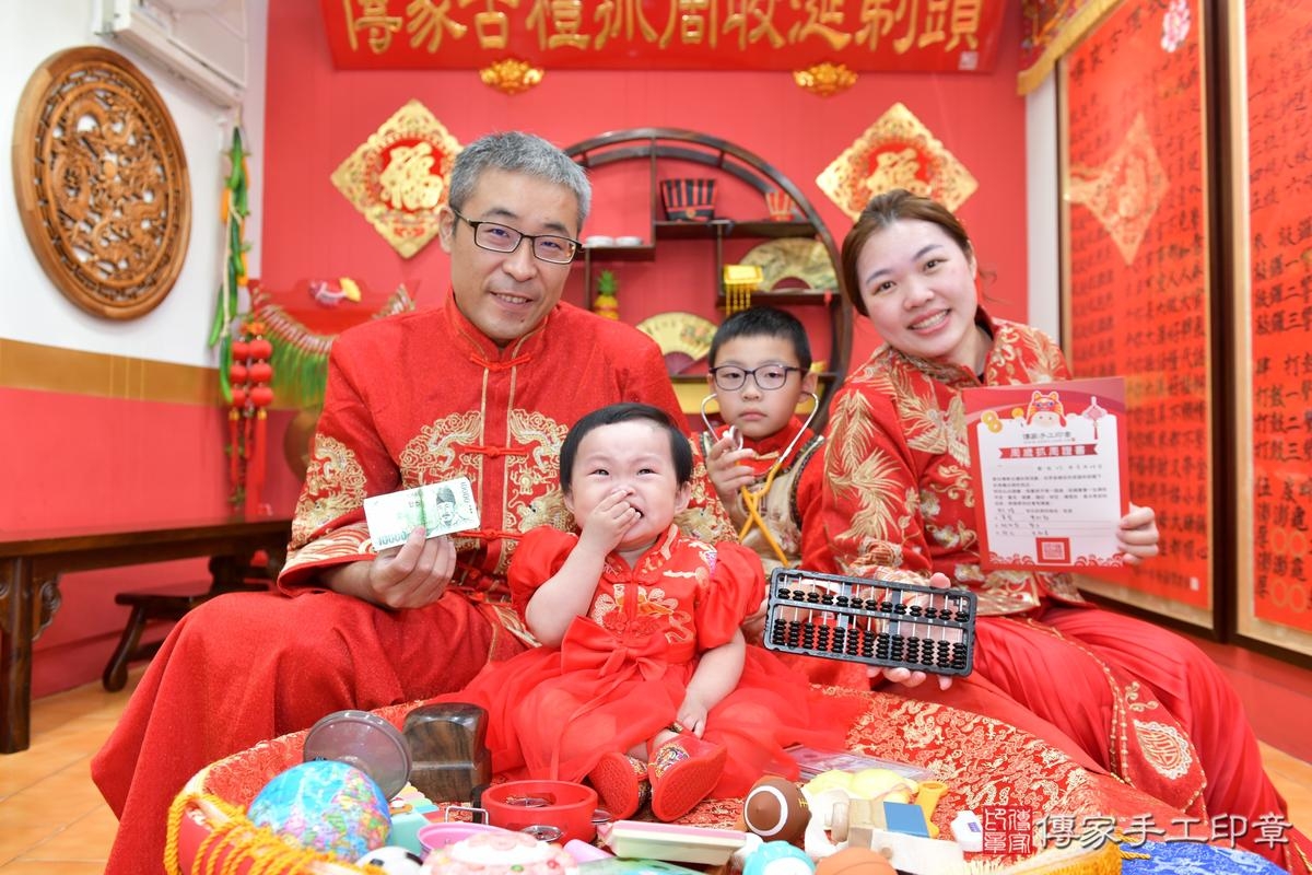 傳家手工印章桃園店、抓周、度晬、中國風會場、抓周道具物品、抓周證書、滿周歲、小晴寶寶、桃園市、拍照、生日快樂 傳家手工印章桃園店、抓周、度晬、中國風會場、抓周道具物品、抓周證書、滿周歲、小晴寶寶、桃園市、拍照、生日快樂