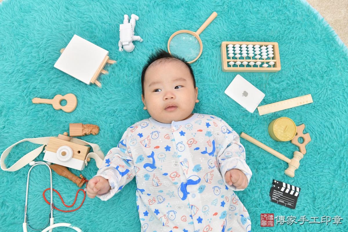 傳家手工印章桃園店、收涎、四個月、收涎餅、吉祥話、小彥寶寶、桃園市、拍照、生日快樂
