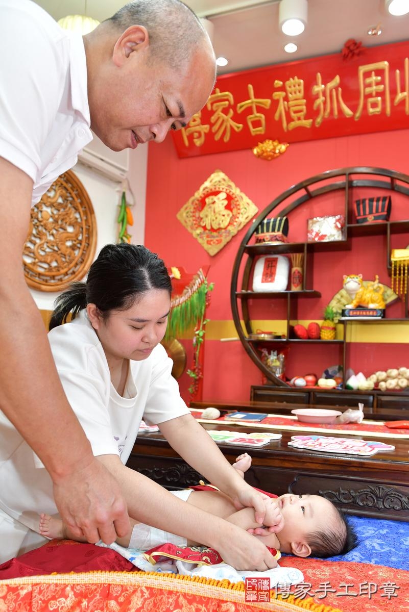 傳家手工印章桃園店、收涎、四個月、收涎餅、吉祥話、小彥寶寶、桃園市、拍照、生日快樂