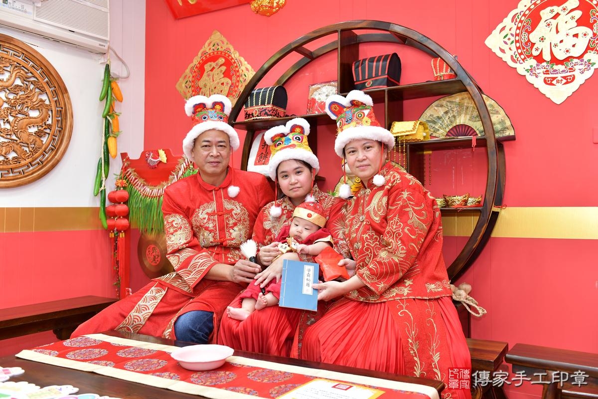 傳家手工印章桃園店、收涎、四個月、收涎餅、吉祥話、小彥寶寶、桃園市、拍照、生日快樂