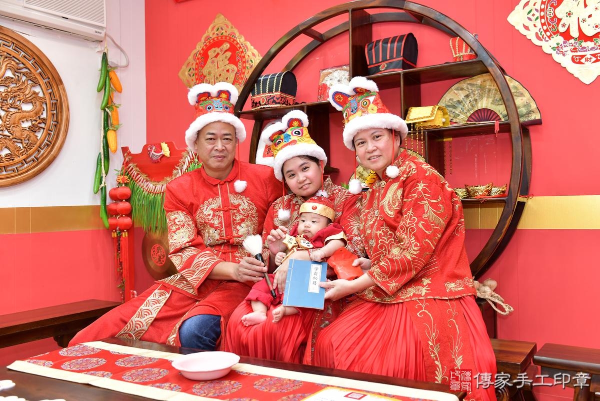 傳家手工印章桃園店、收涎、四個月、收涎餅、吉祥話、小彥寶寶、桃園市、拍照、生日快樂