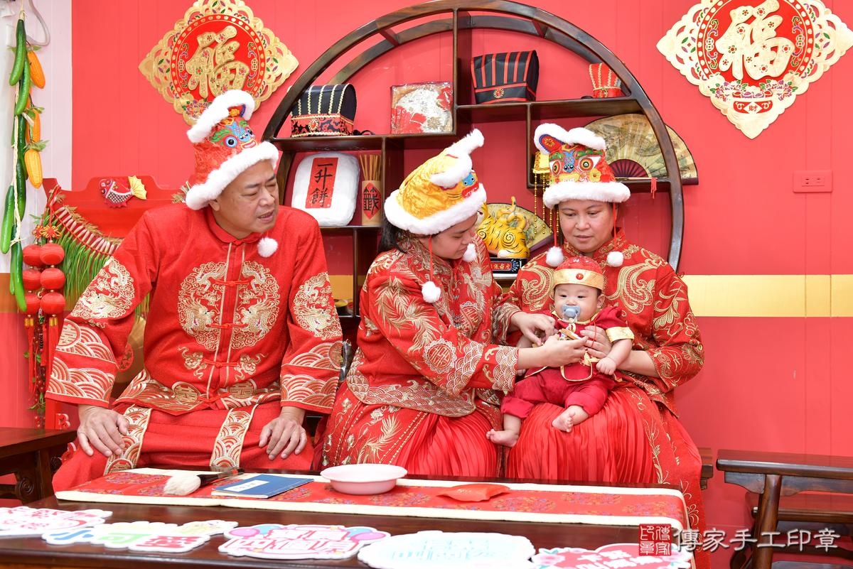 傳家手工印章桃園店、收涎、四個月、收涎餅、吉祥話、小彥寶寶、桃園市、拍照、生日快樂