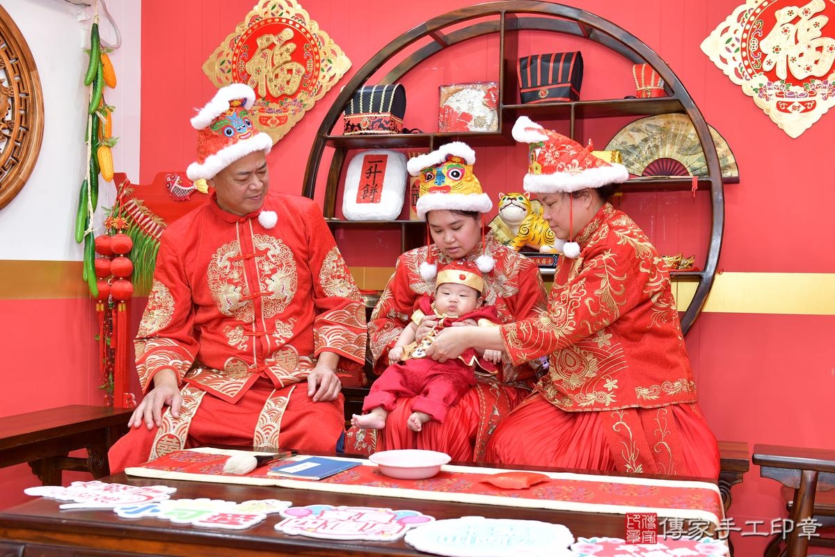 傳家手工印章桃園店、收涎、四個月、收涎餅、吉祥話、小彥寶寶、桃園市、拍照、生日快樂