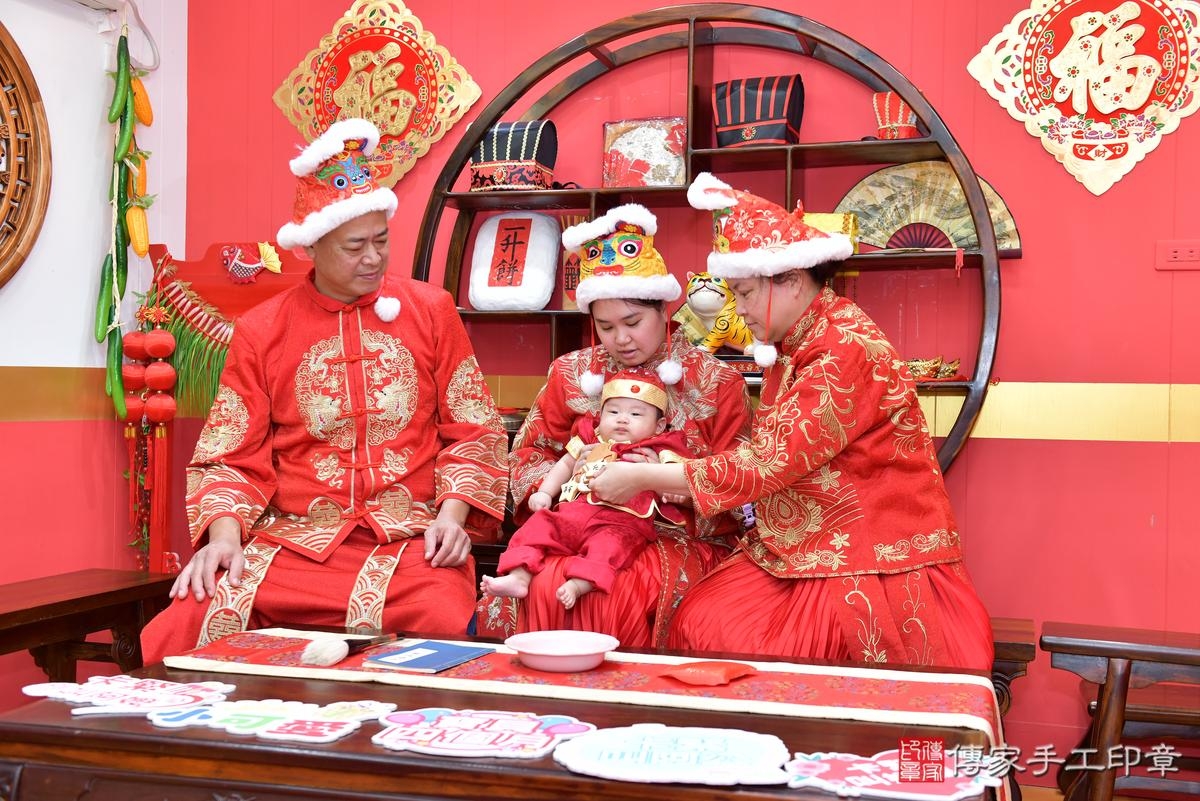 傳家手工印章桃園店、收涎、四個月、收涎餅、吉祥話、小彥寶寶、桃園市、拍照、生日快樂