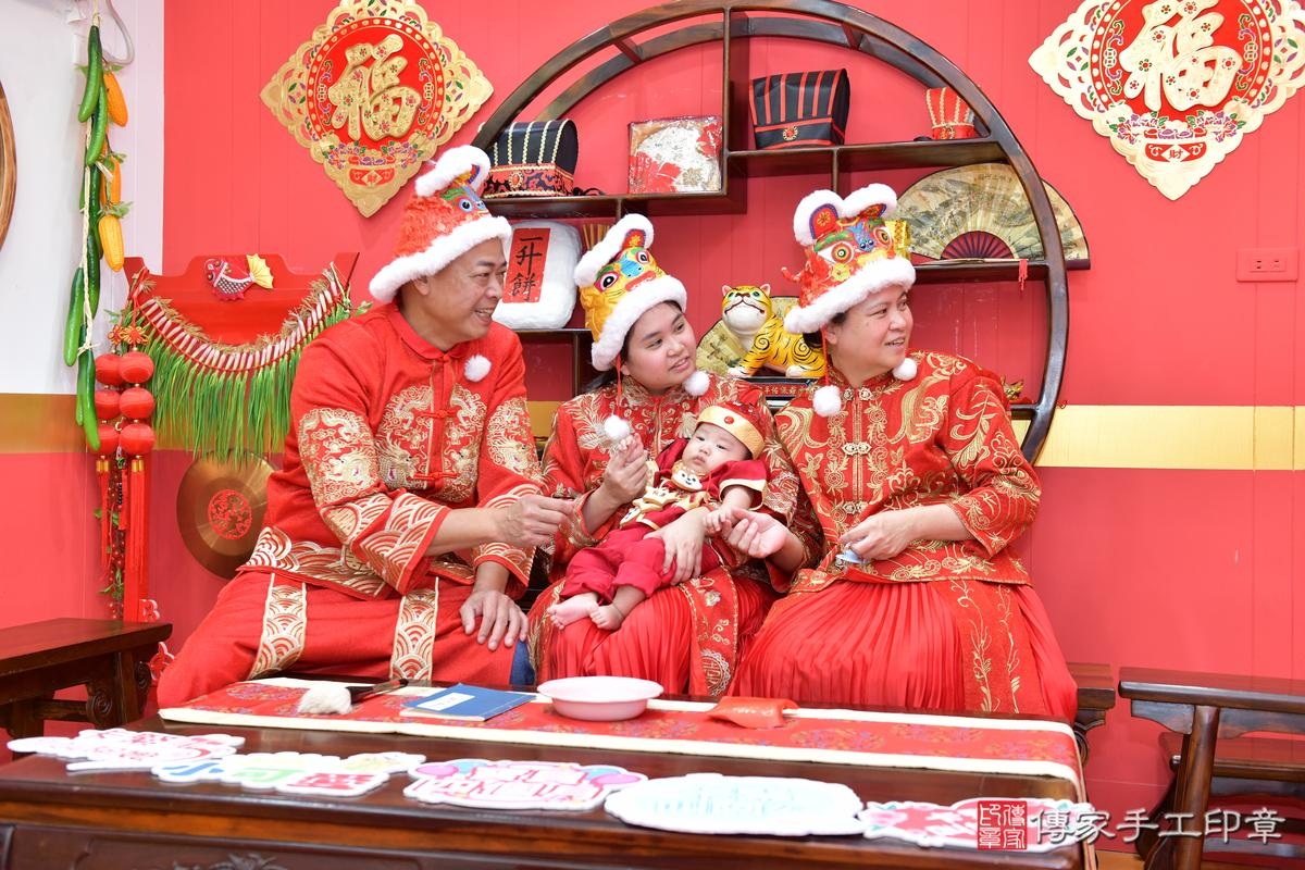 傳家手工印章桃園店、收涎、四個月、收涎餅、吉祥話、小彥寶寶、桃園市、拍照、生日快樂