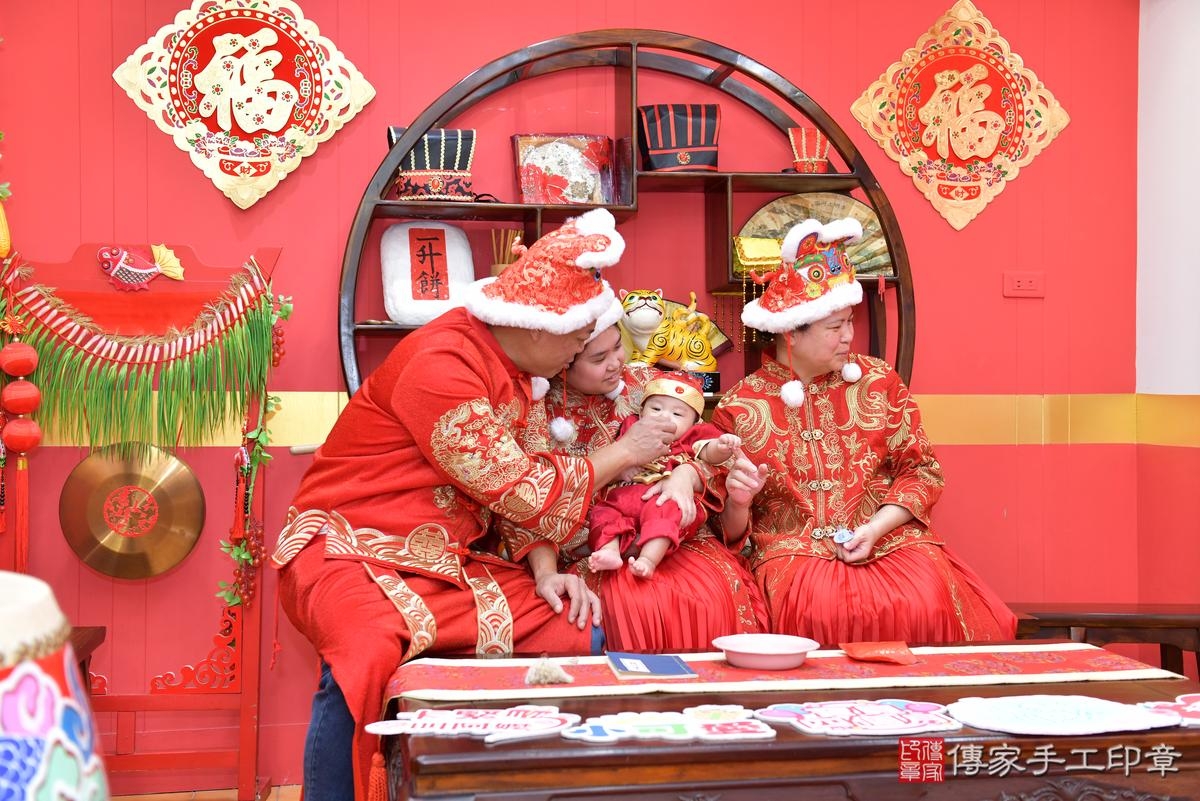 傳家手工印章桃園店、收涎、四個月、收涎餅、吉祥話、小彥寶寶、桃園市、拍照、生日快樂