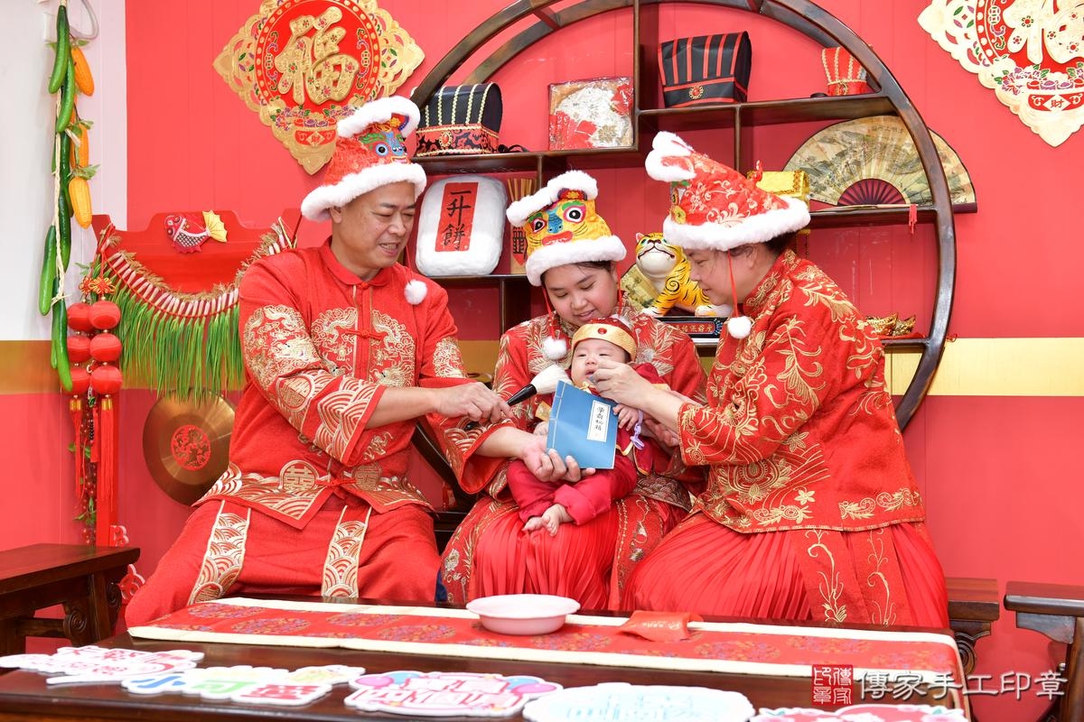 傳家手工印章桃園店、收涎、四個月、收涎餅、吉祥話、小彥寶寶、桃園市、拍照、生日快樂