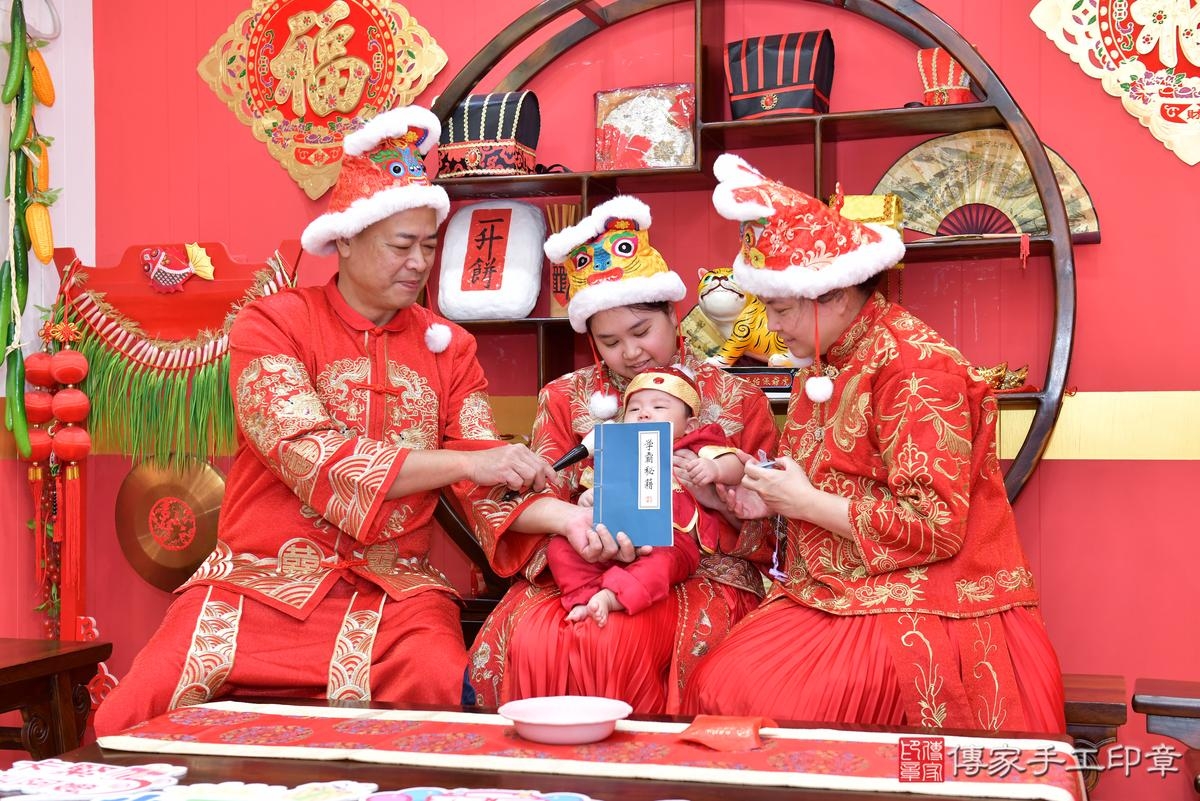 傳家手工印章桃園店、收涎、四個月、收涎餅、吉祥話、小彥寶寶、桃園市、拍照、生日快樂