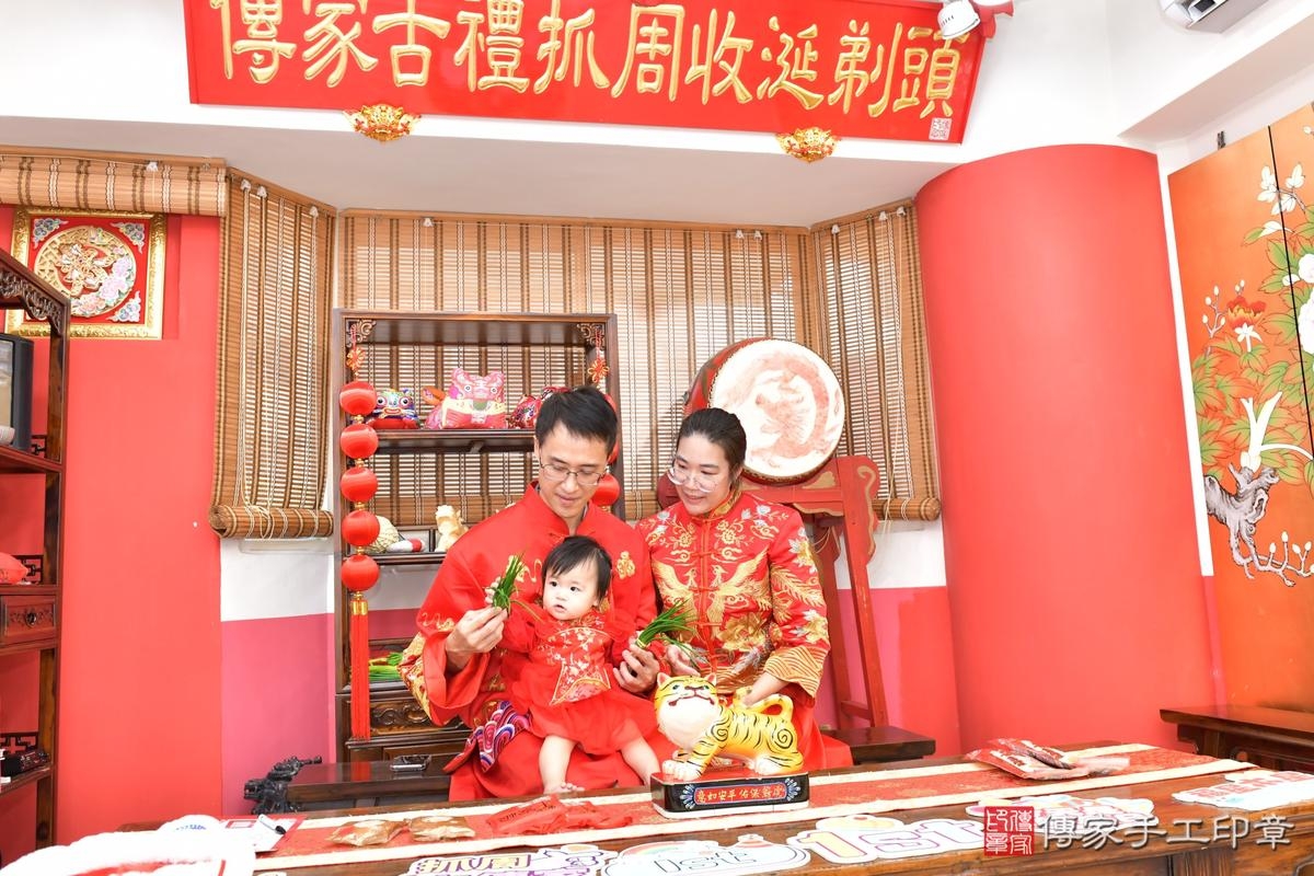 傳家手工印章高雄店、抓周、度晬、中國風會場、抓周道具物品、抓周證書、滿周歲、蓉蓉寶寶、高雄市、拍照、生日快樂