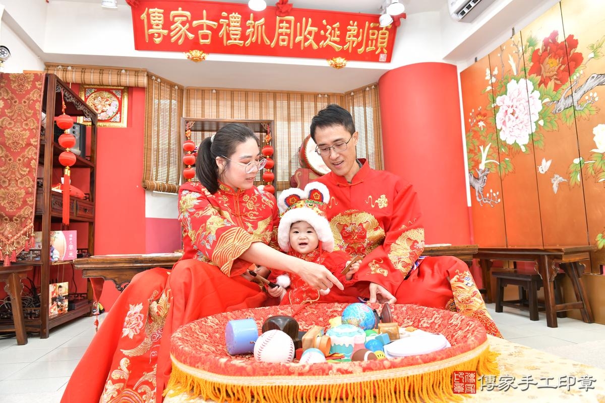 傳家手工印章高雄店、抓周、度晬、中國風會場、抓周道具物品、抓周證書、滿周歲、蓉蓉寶寶、高雄市、拍照、生日快樂