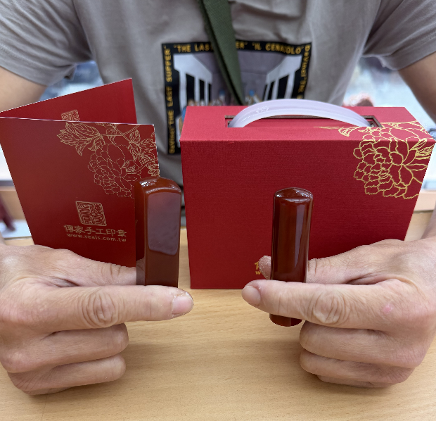 【半手工噴砂紅瑪瑙個人雙章｜天然紅瑪瑙鮮紅喜氣、溫潤細緻寶石質感、天然石紋典雅獨特、傳統半手工噴砂雕刻工藝、客製化專屬姓名印章、一組兩方個人印章，象徵鴻運當頭、平安吉祥、事業順遂、貴人相助、財運亨通與福運綿延】
