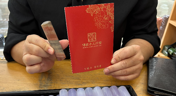【全手工噴砂彩虹瑪瑙個人圓章｜天然彩虹瑪瑙繽紛多彩、天然石紋層次豐富、溫潤細緻寶石質感、傳統全手工噴砂雕刻工藝、客製化專屬姓名印章、經典圓形個人印章，象徵圓滿和諧、幸福美滿、平安吉祥、事業順遂、貴人相助與福運綿延】