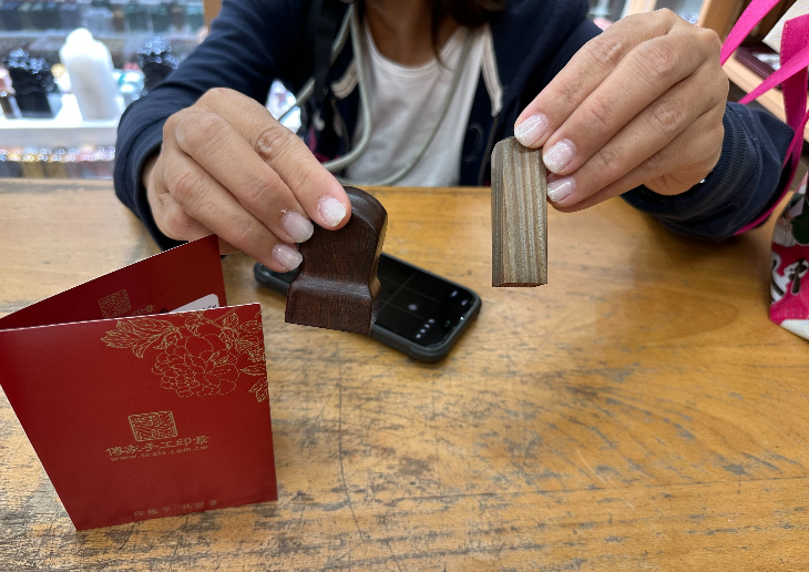 【電腦刻綠柳沉檀公司方章＋綠檀木個人方章｜綠柳沉檀天然木紋典雅、綠檀木溫潤細緻、客製化公司名稱與個人姓名雕刻、電腦刻製專屬印章、一組兩方經典方形印章，象徵誠信經營、根基穩固、事業興旺、貴人相助、財源廣進與商運昌隆】