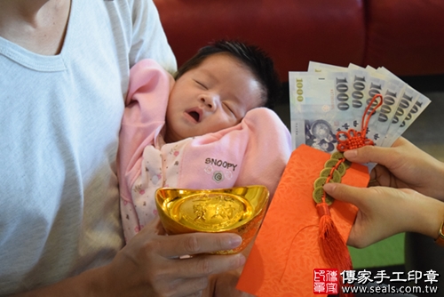 剃胎毛、滿月剃頭、嬰兒剃頭、嬰兒理髮、嬰兒剃髮、嬰兒剃胎毛、嬰兒滿月剃頭、寶寶剃頭、剃胎毛儀式、剃胎毛吉祥話、滿月剃頭儀式、滿月剃頭吉祥話、寶寶剃胎毛、寶寶滿月剃頭理髮、 高雄市鼓山地區剃胎毛、高雄市鼓山地區滿月剃頭、高雄市鼓山地區嬰兒剃頭剃胎毛、高雄市鼓山地區嬰兒理髮、高雄市嬰兒剃髮、李寶寶(高雄鼓山區到府嬰兒寶寶滿月剃頭理髮、免費到府嬰兒剃胎毛儀式吉祥話)。到府剃頭剃胎毛主持、專業拍照、DVD光碟、證書。★購買「臍帶章、肚臍章、胎毛筆刷印章」贈送：剃頭、收涎、抓周，三選一。2017.11.21照片14