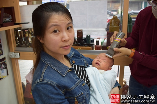 剃胎毛、滿月剃頭、嬰兒剃頭、嬰兒理髮、嬰兒剃髮、嬰兒剃胎毛、嬰兒滿月剃頭、寶寶剃頭、剃胎毛儀式、剃胎毛吉祥話、滿月剃頭儀式、滿月剃頭吉祥話、寶寶剃胎毛、寶寶滿月剃頭理髮、 高雄市鳳山地區剃胎毛、高雄市鳳山地區滿月剃頭、高雄市鳳山地區嬰兒剃頭剃胎毛、高雄市鳳山地區嬰兒理髮、高雄市嬰兒剃髮、蔣寶寶(高雄鳳山區嬰兒寶寶滿月剃頭理髮、免費嬰兒剃胎毛儀式吉祥話)。中國風會場，爸媽寶貝免費穿「日中韓」古裝禮服。專業拍照、DVD光碟、證書。★購買「臍帶章、肚臍章、胎毛筆刷印章」贈送：剃頭、收涎、抓周，三選一。2017.11.11照片18