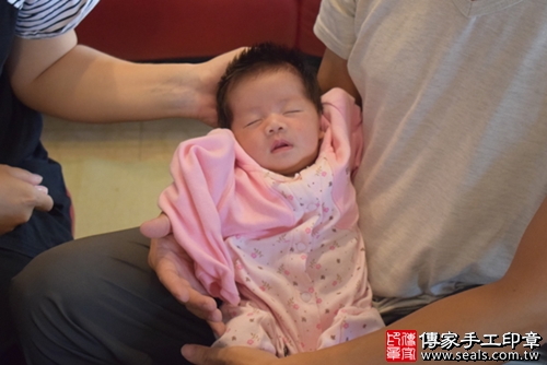 剃胎毛、滿月剃頭、嬰兒剃頭、嬰兒理髮、嬰兒剃髮、嬰兒剃胎毛、嬰兒滿月剃頭、寶寶剃頭、剃胎毛儀式、剃胎毛吉祥話、滿月剃頭儀式、滿月剃頭吉祥話、寶寶剃胎毛、寶寶滿月剃頭理髮、 高雄市鼓山地區剃胎毛、高雄市鼓山地區滿月剃頭、高雄市鼓山地區嬰兒剃頭剃胎毛、高雄市鼓山地區嬰兒理髮、高雄市嬰兒剃髮、李寶寶(高雄鼓山區到府嬰兒寶寶滿月剃頭理髮、免費到府嬰兒剃胎毛儀式吉祥話)。到府剃頭剃胎毛主持、專業拍照、DVD光碟、證書。★購買「臍帶章、肚臍章、胎毛筆刷印章」贈送：剃頭、收涎、抓周，三選一。2017.11.21照片3
