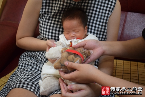 剃胎毛、滿月剃頭、嬰兒剃頭、嬰兒理髮、嬰兒剃髮、嬰兒剃胎毛、嬰兒滿月剃頭、寶寶剃頭、剃胎毛儀式、剃胎毛吉祥話、滿月剃頭儀式、滿月剃頭吉祥話、寶寶剃胎毛、寶寶滿月剃頭理髮、 高雄市鼓山地區剃胎毛、高雄市鼓山地區滿月剃頭、高雄市鼓山地區嬰兒剃頭剃胎毛、高雄市鼓山地區嬰兒理髮、高雄市嬰兒剃髮、柳寶寶(高雄鼓山區到府嬰兒寶寶滿月剃頭理髮、免費到府嬰兒剃胎毛儀式吉祥話)。到府剃頭剃胎毛主持、專業拍照、DVD光碟、證書。★購買「臍帶章、肚臍章、胎毛筆刷印章」贈送：剃頭、收涎、抓周，三選一。2017.11.16照片6