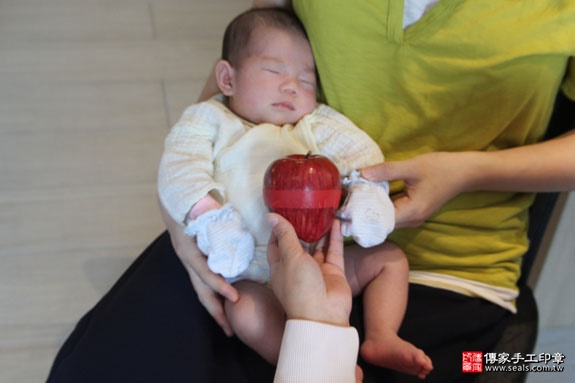 剃胎毛、滿月剃頭、嬰兒剃頭、嬰兒理髮、嬰兒剃髮、嬰兒剃胎毛、嬰兒滿月剃頭、寶寶剃頭、剃胎毛儀式、剃胎毛吉祥話、滿月剃頭儀式、滿月剃頭吉祥話、寶寶剃胎毛、寶寶滿月剃頭理髮、 新北樹林區剃胎毛、新北樹林區滿月剃頭、 新北樹林區嬰兒剃頭剃胎毛、新北樹林區嬰兒理髮、新北樹林區嬰兒剃髮、林寶寶(新北樹林區到府嬰兒寶寶滿月剃頭理髮、免費到府嬰兒剃胎毛儀式吉祥話)。到府剃頭剃胎毛主持、專業拍照、DVD光碟、證書。★購買「臍帶章、肚臍章、胎毛筆刷印章」贈送：剃頭、收涎、抓周，三選一。2016.06.07  照片8