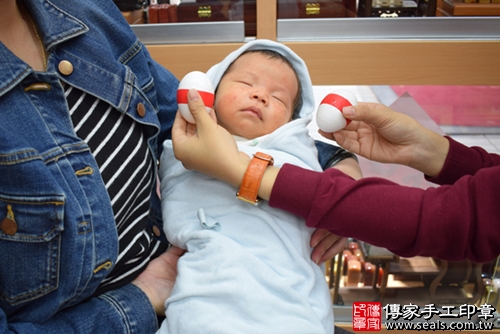剃胎毛、滿月剃頭、嬰兒剃頭、嬰兒理髮、嬰兒剃髮、嬰兒剃胎毛、嬰兒滿月剃頭、寶寶剃頭、剃胎毛儀式、剃胎毛吉祥話、滿月剃頭儀式、滿月剃頭吉祥話、寶寶剃胎毛、寶寶滿月剃頭理髮、 高雄市鳳山地區剃胎毛、高雄市鳳山地區滿月剃頭、高雄市鳳山地區嬰兒剃頭剃胎毛、高雄市鳳山地區嬰兒理髮、高雄市嬰兒剃髮、蔣寶寶(高雄鳳山區嬰兒寶寶滿月剃頭理髮、免費嬰兒剃胎毛儀式吉祥話)。中國風會場，爸媽寶貝免費穿「日中韓」古裝禮服。專業拍照、DVD光碟、證書。★購買「臍帶章、肚臍章、胎毛筆刷印章」贈送：剃頭、收涎、抓周，三選一。2017.11.11照片3