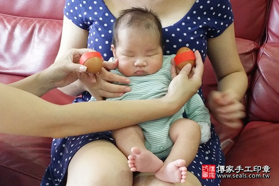 剃胎毛、滿月剃頭、嬰兒剃頭、嬰兒理髮、嬰兒剃髮、嬰兒剃胎毛、嬰兒滿月剃頭、寶寶剃頭、剃胎毛儀式、剃胎毛吉祥話、滿月剃頭儀式、滿月剃頭吉祥話、寶寶剃胎毛、寶寶滿月剃頭理髮、 新北市汐止地區剃胎毛、新北市汐止地區滿月剃頭、新北市汐止地區嬰兒剃頭剃胎毛、新北市汐止地區嬰兒理髮、新北市嬰兒剃髮、涂寶寶(新北汐止區到府嬰兒寶寶滿月剃頭理髮、免費到府嬰兒剃胎毛儀式吉祥話)。到府剃頭剃胎毛主持、專業拍照、DVD光碟、證書。★購買「臍帶章、肚臍章、胎毛筆刷印章」贈送：剃頭、收涎、抓周，三選一。2017.10.14照片3