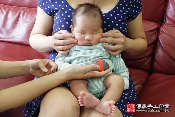 剃胎毛、滿月剃頭、嬰兒剃頭、嬰兒理髮、嬰兒剃髮、嬰兒剃胎毛、嬰兒滿月剃頭、寶寶剃頭、剃胎毛儀式、剃胎毛吉祥話、滿月剃頭儀式、滿月剃頭吉祥話、寶寶剃胎毛、寶寶滿月剃頭理髮、 新北市汐止地區剃胎毛、新北市汐止地區滿月剃頭、新北市汐止地區嬰兒剃頭剃胎毛、新北市汐止地區嬰兒理髮、新北市嬰兒剃髮、涂寶寶(新北汐止區到府嬰兒寶寶滿月剃頭理髮、免費到府嬰兒剃胎毛儀式吉祥話)。到府剃頭剃胎毛主持、專業拍照、DVD光碟、證書。★購買「臍帶章、肚臍章、胎毛筆刷印章」贈送：剃頭、收涎、抓周，三選一。2017.10.14照片5