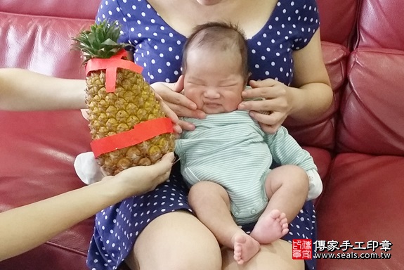 剃胎毛、滿月剃頭、嬰兒剃頭、嬰兒理髮、嬰兒剃髮、嬰兒剃胎毛、嬰兒滿月剃頭、寶寶剃頭、剃胎毛儀式、剃胎毛吉祥話、滿月剃頭儀式、滿月剃頭吉祥話、寶寶剃胎毛、寶寶滿月剃頭理髮、 新北市汐止地區剃胎毛、新北市汐止地區滿月剃頭、新北市汐止地區嬰兒剃頭剃胎毛、新北市汐止地區嬰兒理髮、新北市嬰兒剃髮、涂寶寶(新北汐止區到府嬰兒寶寶滿月剃頭理髮、免費到府嬰兒剃胎毛儀式吉祥話)。到府剃頭剃胎毛主持、專業拍照、DVD光碟、證書。★購買「臍帶章、肚臍章、胎毛筆刷印章」贈送：剃頭、收涎、抓周，三選一。2017.10.14照片12