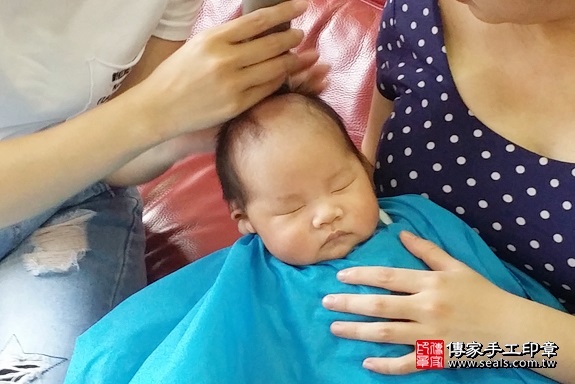 剃胎毛、滿月剃頭、嬰兒剃頭、嬰兒理髮、嬰兒剃髮、嬰兒剃胎毛、嬰兒滿月剃頭、寶寶剃頭、剃胎毛儀式、剃胎毛吉祥話、滿月剃頭儀式、滿月剃頭吉祥話、寶寶剃胎毛、寶寶滿月剃頭理髮、 新北市汐止地區剃胎毛、新北市汐止地區滿月剃頭、新北市汐止地區嬰兒剃頭剃胎毛、新北市汐止地區嬰兒理髮、新北市嬰兒剃髮、涂寶寶(新北汐止區到府嬰兒寶寶滿月剃頭理髮、免費到府嬰兒剃胎毛儀式吉祥話)。到府剃頭剃胎毛主持、專業拍照、DVD光碟、證書。★購買「臍帶章、肚臍章、胎毛筆刷印章」贈送：剃頭、收涎、抓周，三選一。2017.10.14照片15