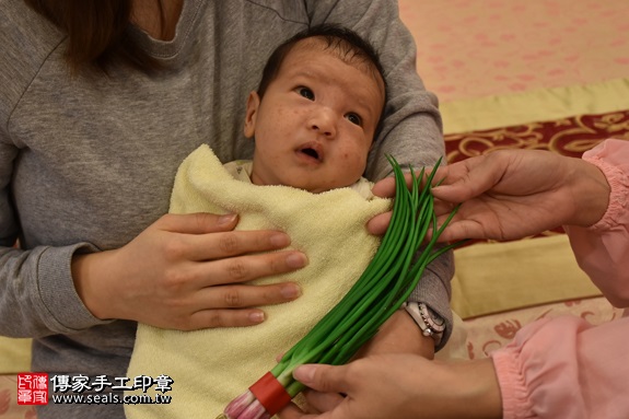 剃胎毛、滿月剃頭、嬰兒剃頭、嬰兒理髮、嬰兒剃髮、嬰兒剃胎毛、嬰兒滿月剃頭、寶寶剃頭、剃胎毛儀式、剃胎毛吉祥話、滿月剃頭儀式、滿月剃頭吉祥話、寶寶剃胎毛、寶寶滿月剃頭理髮、 新北永和區剃胎毛、新北永和區滿月剃頭、 新北永和區嬰兒剃頭剃胎毛、新北永和區嬰兒理髮、新北永和區嬰兒剃髮、黃寶寶(新北永和區到府嬰兒寶寶滿月剃頭理髮、免費到府嬰兒剃胎毛儀式吉祥話)。到府剃頭剃胎毛主持、專業拍照、DVD光碟、證書。★購買「臍帶章、肚臍章、胎毛筆刷印章」贈送：剃頭、收涎、抓周，三選一。2017.04.21  照片11