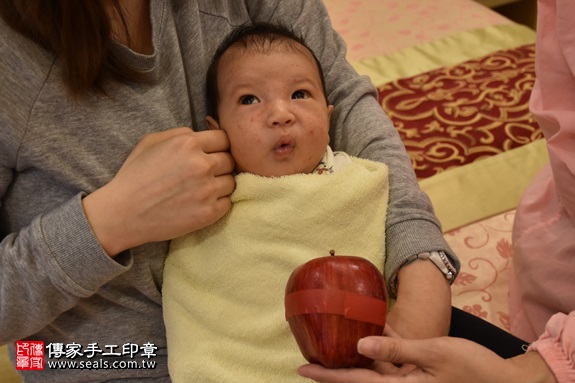 剃胎毛、滿月剃頭、嬰兒剃頭、嬰兒理髮、嬰兒剃髮、嬰兒剃胎毛、嬰兒滿月剃頭、寶寶剃頭、剃胎毛儀式、剃胎毛吉祥話、滿月剃頭儀式、滿月剃頭吉祥話、寶寶剃胎毛、寶寶滿月剃頭理髮、 新北永和區剃胎毛、新北永和區滿月剃頭、 新北永和區嬰兒剃頭剃胎毛、新北永和區嬰兒理髮、新北永和區嬰兒剃髮、黃寶寶(新北永和區到府嬰兒寶寶滿月剃頭理髮、免費到府嬰兒剃胎毛儀式吉祥話)。到府剃頭剃胎毛主持、專業拍照、DVD光碟、證書。★購買「臍帶章、肚臍章、胎毛筆刷印章」贈送：剃頭、收涎、抓周，三選一。2017.04.21  照片9