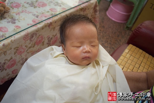 剃胎毛、滿月剃頭、嬰兒剃頭、嬰兒理髮、嬰兒剃髮、嬰兒剃胎毛、嬰兒滿月剃頭、寶寶剃頭、剃胎毛儀式、剃胎毛吉祥話、滿月剃頭儀式、滿月剃頭吉祥話、寶寶剃胎毛、寶寶滿月剃頭理髮、 高雄市鼓山地區剃胎毛、高雄市鼓山地區滿月剃頭、高雄市鼓山地區嬰兒剃頭剃胎毛、高雄市鼓山地區嬰兒理髮、高雄市嬰兒剃髮、柳寶寶(高雄鼓山區到府嬰兒寶寶滿月剃頭理髮、免費到府嬰兒剃胎毛儀式吉祥話)。到府剃頭剃胎毛主持、專業拍照、DVD光碟、證書。★購買「臍帶章、肚臍章、胎毛筆刷印章」贈送：剃頭、收涎、抓周，三選一。2017.11.16照片14