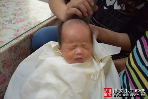 剃胎毛、滿月剃頭、嬰兒剃頭、嬰兒理髮、嬰兒剃髮、嬰兒剃胎毛、嬰兒滿月剃頭、寶寶剃頭、剃胎毛儀式、剃胎毛吉祥話、滿月剃頭儀式、滿月剃頭吉祥話、寶寶剃胎毛、寶寶滿月剃頭理髮、 高雄市鼓山地區剃胎毛、高雄市鼓山地區滿月剃頭、高雄市鼓山地區嬰兒剃頭剃胎毛、高雄市鼓山地區嬰兒理髮、高雄市嬰兒剃髮、柳寶寶(高雄鼓山區到府嬰兒寶寶滿月剃頭理髮、免費到府嬰兒剃胎毛儀式吉祥話)。到府剃頭剃胎毛主持、專業拍照、DVD光碟、證書。★購買「臍帶章、肚臍章、胎毛筆刷印章」贈送：剃頭、收涎、抓周，三選一。2017.11.16照片15