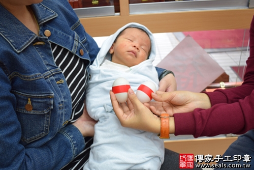 剃胎毛、滿月剃頭、嬰兒剃頭、嬰兒理髮、嬰兒剃髮、嬰兒剃胎毛、嬰兒滿月剃頭、寶寶剃頭、剃胎毛儀式、剃胎毛吉祥話、滿月剃頭儀式、滿月剃頭吉祥話、寶寶剃胎毛、寶寶滿月剃頭理髮、 高雄市鳳山地區剃胎毛、高雄市鳳山地區滿月剃頭、高雄市鳳山地區嬰兒剃頭剃胎毛、高雄市鳳山地區嬰兒理髮、高雄市嬰兒剃髮、蔣寶寶(高雄鳳山區嬰兒寶寶滿月剃頭理髮、免費嬰兒剃胎毛儀式吉祥話)。中國風會場，爸媽寶貝免費穿「日中韓」古裝禮服。專業拍照、DVD光碟、證書。★購買「臍帶章、肚臍章、胎毛筆刷印章」贈送：剃頭、收涎、抓周，三選一。2017.11.11照片4