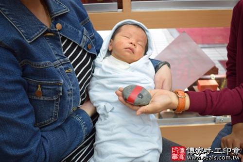 剃胎毛、滿月剃頭、嬰兒剃頭、嬰兒理髮、嬰兒剃髮、嬰兒剃胎毛、嬰兒滿月剃頭、寶寶剃頭、剃胎毛儀式、剃胎毛吉祥話、滿月剃頭儀式、滿月剃頭吉祥話、寶寶剃胎毛、寶寶滿月剃頭理髮、 高雄市鳳山地區剃胎毛、高雄市鳳山地區滿月剃頭、高雄市鳳山地區嬰兒剃頭剃胎毛、高雄市鳳山地區嬰兒理髮、高雄市嬰兒剃髮、蔣寶寶(高雄鳳山區嬰兒寶寶滿月剃頭理髮、免費嬰兒剃胎毛儀式吉祥話)。中國風會場，爸媽寶貝免費穿「日中韓」古裝禮服。專業拍照、DVD光碟、證書。★購買「臍帶章、肚臍章、胎毛筆刷印章」贈送：剃頭、收涎、抓周，三選一。2017.11.11照片5