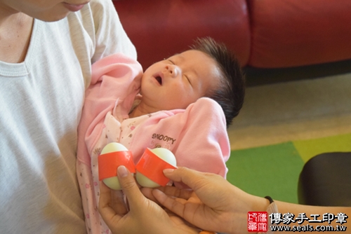 剃胎毛、滿月剃頭、嬰兒剃頭、嬰兒理髮、嬰兒剃髮、嬰兒剃胎毛、嬰兒滿月剃頭、寶寶剃頭、剃胎毛儀式、剃胎毛吉祥話、滿月剃頭儀式、滿月剃頭吉祥話、寶寶剃胎毛、寶寶滿月剃頭理髮、 高雄市鼓山地區剃胎毛、高雄市鼓山地區滿月剃頭、高雄市鼓山地區嬰兒剃頭剃胎毛、高雄市鼓山地區嬰兒理髮、高雄市嬰兒剃髮、李寶寶(高雄鼓山區到府嬰兒寶寶滿月剃頭理髮、免費到府嬰兒剃胎毛儀式吉祥話)。到府剃頭剃胎毛主持、專業拍照、DVD光碟、證書。★購買「臍帶章、肚臍章、胎毛筆刷印章」贈送：剃頭、收涎、抓周，三選一。2017.11.21照片5