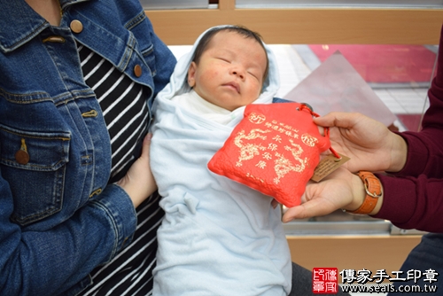 剃胎毛、滿月剃頭、嬰兒剃頭、嬰兒理髮、嬰兒剃髮、嬰兒剃胎毛、嬰兒滿月剃頭、寶寶剃頭、剃胎毛儀式、剃胎毛吉祥話、滿月剃頭儀式、滿月剃頭吉祥話、寶寶剃胎毛、寶寶滿月剃頭理髮、 高雄市鳳山地區剃胎毛、高雄市鳳山地區滿月剃頭、高雄市鳳山地區嬰兒剃頭剃胎毛、高雄市鳳山地區嬰兒理髮、高雄市嬰兒剃髮、蔣寶寶(高雄鳳山區嬰兒寶寶滿月剃頭理髮、免費嬰兒剃胎毛儀式吉祥話)。中國風會場，爸媽寶貝免費穿「日中韓」古裝禮服。專業拍照、DVD光碟、證書。★購買「臍帶章、肚臍章、胎毛筆刷印章」贈送：剃頭、收涎、抓周，三選一。2017.11.11照片6
