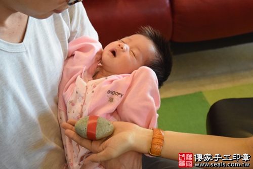 剃胎毛、滿月剃頭、嬰兒剃頭、嬰兒理髮、嬰兒剃髮、嬰兒剃胎毛、嬰兒滿月剃頭、寶寶剃頭、剃胎毛儀式、剃胎毛吉祥話、滿月剃頭儀式、滿月剃頭吉祥話、寶寶剃胎毛、寶寶滿月剃頭理髮、 高雄市鼓山地區剃胎毛、高雄市鼓山地區滿月剃頭、高雄市鼓山地區嬰兒剃頭剃胎毛、高雄市鼓山地區嬰兒理髮、高雄市嬰兒剃髮、李寶寶(高雄鼓山區到府嬰兒寶寶滿月剃頭理髮、免費到府嬰兒剃胎毛儀式吉祥話)。到府剃頭剃胎毛主持、專業拍照、DVD光碟、證書。★購買「臍帶章、肚臍章、胎毛筆刷印章」贈送：剃頭、收涎、抓周，三選一。2017.11.21照片6