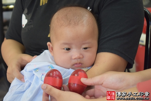 剃胎毛、滿月剃頭、嬰兒剃頭、嬰兒理髮、嬰兒剃髮、嬰兒剃胎毛、嬰兒滿月剃頭、寶寶剃頭、剃胎毛儀式、剃胎毛吉祥話、滿月剃頭儀式、滿月剃頭吉祥話、寶寶剃胎毛、寶寶滿月剃頭理髮、 高雄市旗津地區剃胎毛、高雄市旗津地區滿月剃頭、高雄市旗津地區嬰兒剃頭剃胎毛、高雄市旗津地區嬰兒理髮、高雄市嬰兒剃髮、許寶寶們(高雄旗津到府嬰兒寶寶滿月剃頭理髮、免費到府嬰兒剃胎毛儀式吉祥話)。到府剃頭剃胎毛主持、專業拍照、DVD光碟、證書。★購買「臍帶章、肚臍章、胎毛筆刷印章」贈送：剃頭、收涎、抓周，三選一。2017.11.28照片6