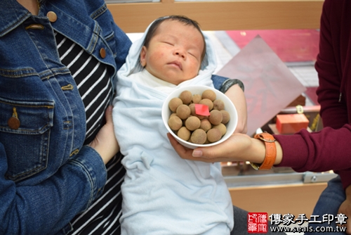 剃胎毛、滿月剃頭、嬰兒剃頭、嬰兒理髮、嬰兒剃髮、嬰兒剃胎毛、嬰兒滿月剃頭、寶寶剃頭、剃胎毛儀式、剃胎毛吉祥話、滿月剃頭儀式、滿月剃頭吉祥話、寶寶剃胎毛、寶寶滿月剃頭理髮、 高雄市鳳山地區剃胎毛、高雄市鳳山地區滿月剃頭、高雄市鳳山地區嬰兒剃頭剃胎毛、高雄市鳳山地區嬰兒理髮、高雄市嬰兒剃髮、蔣寶寶(高雄鳳山區嬰兒寶寶滿月剃頭理髮、免費嬰兒剃胎毛儀式吉祥話)。中國風會場，爸媽寶貝免費穿「日中韓」古裝禮服。專業拍照、DVD光碟、證書。★購買「臍帶章、肚臍章、胎毛筆刷印章」贈送：剃頭、收涎、抓周，三選一。2017.11.11照片7