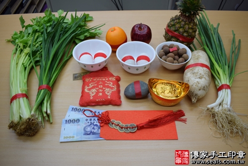 剃胎毛、滿月剃頭、嬰兒剃頭、嬰兒理髮、嬰兒剃髮、嬰兒剃胎毛、嬰兒滿月剃頭、寶寶剃頭、剃胎毛儀式、剃胎毛吉祥話、滿月剃頭儀式、滿月剃頭吉祥話、寶寶剃胎毛、寶寶滿月剃頭理髮、 高雄市鳳山地區剃胎毛、高雄市鳳山地區滿月剃頭、高雄市鳳山地區嬰兒剃頭剃胎毛、高雄市鳳山地區嬰兒理髮、高雄市嬰兒剃髮、蔣寶寶(高雄鳳山區嬰兒寶寶滿月剃頭理髮、免費嬰兒剃胎毛儀式吉祥話)。中國風會場，爸媽寶貝免費穿「日中韓」古裝禮服。專業拍照、DVD光碟、證書。★購買「臍帶章、肚臍章、胎毛筆刷印章」贈送：剃頭、收涎、抓周，三選一。2017.11.11照片1