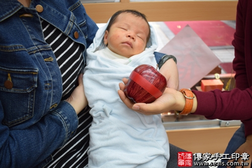 剃胎毛、滿月剃頭、嬰兒剃頭、嬰兒理髮、嬰兒剃髮、嬰兒剃胎毛、嬰兒滿月剃頭、寶寶剃頭、剃胎毛儀式、剃胎毛吉祥話、滿月剃頭儀式、滿月剃頭吉祥話、寶寶剃胎毛、寶寶滿月剃頭理髮、 高雄市鳳山地區剃胎毛、高雄市鳳山地區滿月剃頭、高雄市鳳山地區嬰兒剃頭剃胎毛、高雄市鳳山地區嬰兒理髮、高雄市嬰兒剃髮、蔣寶寶(高雄鳳山區嬰兒寶寶滿月剃頭理髮、免費嬰兒剃胎毛儀式吉祥話)。中國風會場，爸媽寶貝免費穿「日中韓」古裝禮服。專業拍照、DVD光碟、證書。★購買「臍帶章、肚臍章、胎毛筆刷印章」贈送：剃頭、收涎、抓周，三選一。2017.11.11照片8