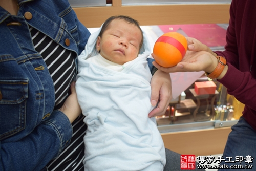 剃胎毛、滿月剃頭、嬰兒剃頭、嬰兒理髮、嬰兒剃髮、嬰兒剃胎毛、嬰兒滿月剃頭、寶寶剃頭、剃胎毛儀式、剃胎毛吉祥話、滿月剃頭儀式、滿月剃頭吉祥話、寶寶剃胎毛、寶寶滿月剃頭理髮、 高雄市鳳山地區剃胎毛、高雄市鳳山地區滿月剃頭、高雄市鳳山地區嬰兒剃頭剃胎毛、高雄市鳳山地區嬰兒理髮、高雄市嬰兒剃髮、蔣寶寶(高雄鳳山區嬰兒寶寶滿月剃頭理髮、免費嬰兒剃胎毛儀式吉祥話)。中國風會場，爸媽寶貝免費穿「日中韓」古裝禮服。專業拍照、DVD光碟、證書。★購買「臍帶章、肚臍章、胎毛筆刷印章」贈送：剃頭、收涎、抓周，三選一。2017.11.11照片9