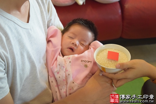剃胎毛、滿月剃頭、嬰兒剃頭、嬰兒理髮、嬰兒剃髮、嬰兒剃胎毛、嬰兒滿月剃頭、寶寶剃頭、剃胎毛儀式、剃胎毛吉祥話、滿月剃頭儀式、滿月剃頭吉祥話、寶寶剃胎毛、寶寶滿月剃頭理髮、 高雄市鼓山地區剃胎毛、高雄市鼓山地區滿月剃頭、高雄市鼓山地區嬰兒剃頭剃胎毛、高雄市鼓山地區嬰兒理髮、高雄市嬰兒剃髮、李寶寶(高雄鼓山區到府嬰兒寶寶滿月剃頭理髮、免費到府嬰兒剃胎毛儀式吉祥話)。到府剃頭剃胎毛主持、專業拍照、DVD光碟、證書。★購買「臍帶章、肚臍章、胎毛筆刷印章」贈送：剃頭、收涎、抓周，三選一。2017.11.21照片7