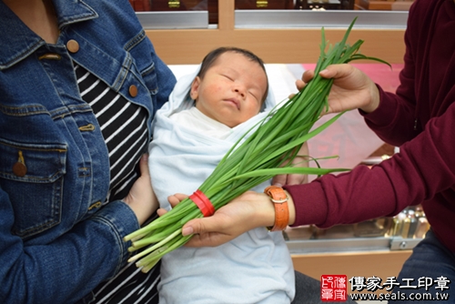 剃胎毛、滿月剃頭、嬰兒剃頭、嬰兒理髮、嬰兒剃髮、嬰兒剃胎毛、嬰兒滿月剃頭、寶寶剃頭、剃胎毛儀式、剃胎毛吉祥話、滿月剃頭儀式、滿月剃頭吉祥話、寶寶剃胎毛、寶寶滿月剃頭理髮、 高雄市鳳山地區剃胎毛、高雄市鳳山地區滿月剃頭、高雄市鳳山地區嬰兒剃頭剃胎毛、高雄市鳳山地區嬰兒理髮、高雄市嬰兒剃髮、蔣寶寶(高雄鳳山區嬰兒寶寶滿月剃頭理髮、免費嬰兒剃胎毛儀式吉祥話)。中國風會場，爸媽寶貝免費穿「日中韓」古裝禮服。專業拍照、DVD光碟、證書。★購買「臍帶章、肚臍章、胎毛筆刷印章」贈送：剃頭、收涎、抓周，三選一。2017.11.11照片10